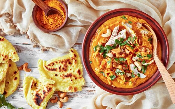 Soupe aux curry, lentilles rouges crémeuses, carottes, pommes et lait de coco (mulligatawny)
