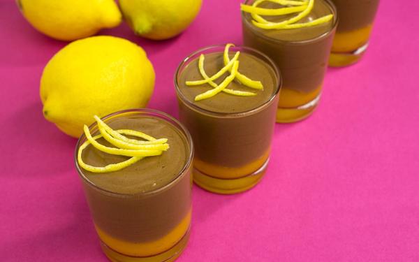 Mousse au chocolat au coulis de mangue