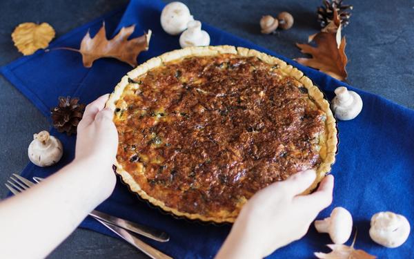 Tarte aux champignons, poulet et fromage