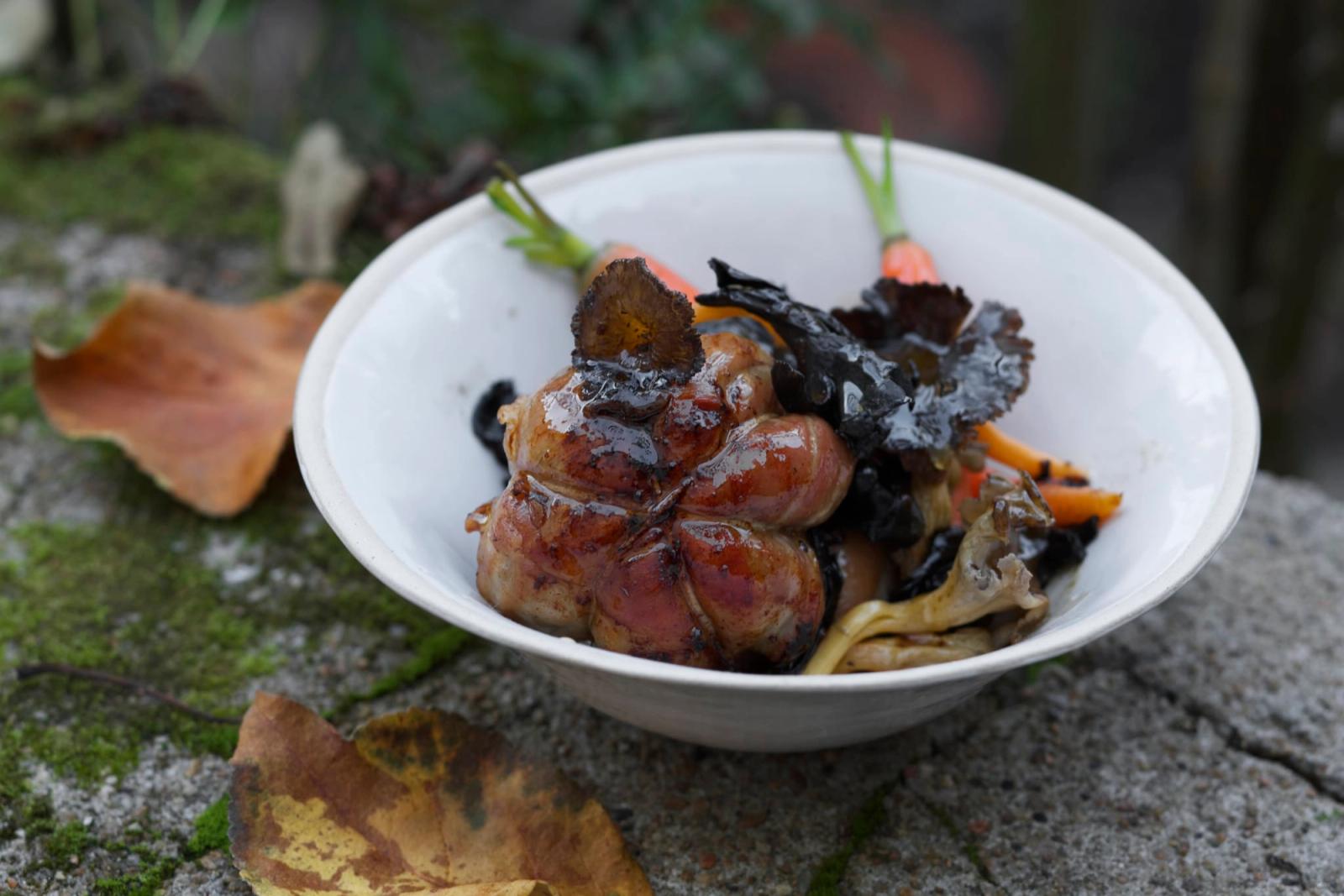 Paupiette de veau lardée, champignons des bois et carottes nouvelles