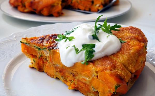 Tortilla de patate douce et carottes, sauce au yaourt