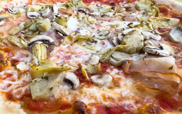 Pizza capricciosa aux artichauts et champignons