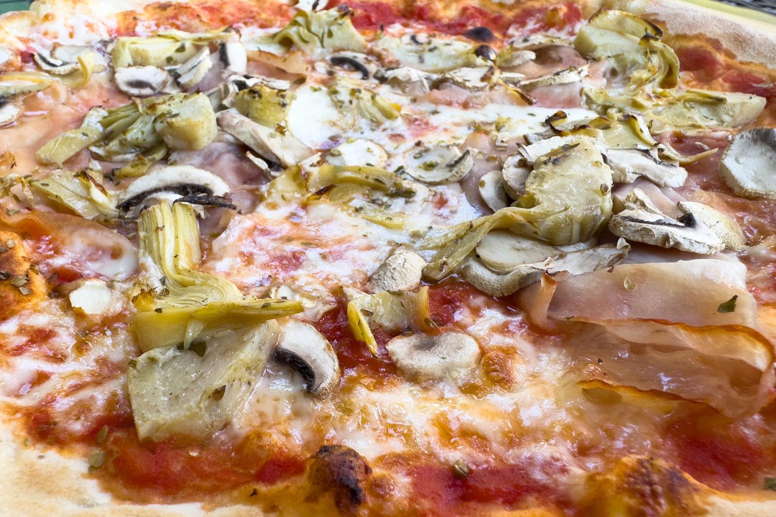 Pizza capricciosa aux artichauts et champignons