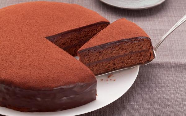 Gâteau au chocolat saupoudré de cacao