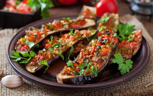 Aubergines cuites à la tomate et au paprika