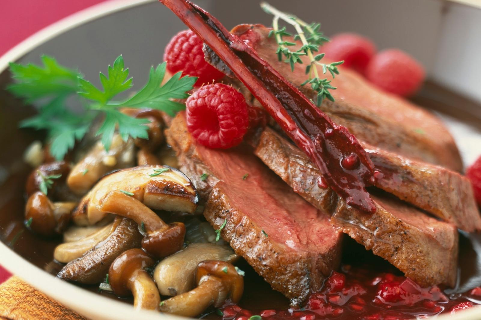 Magret de canard rôti, sauce aux framboises et poêlée de champignons