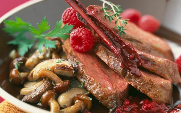 Magret de canard rôti, sauce aux framboises et poêlée de champignons