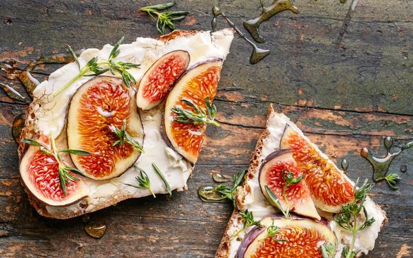 Bruschetta aux figues, miel et fromage