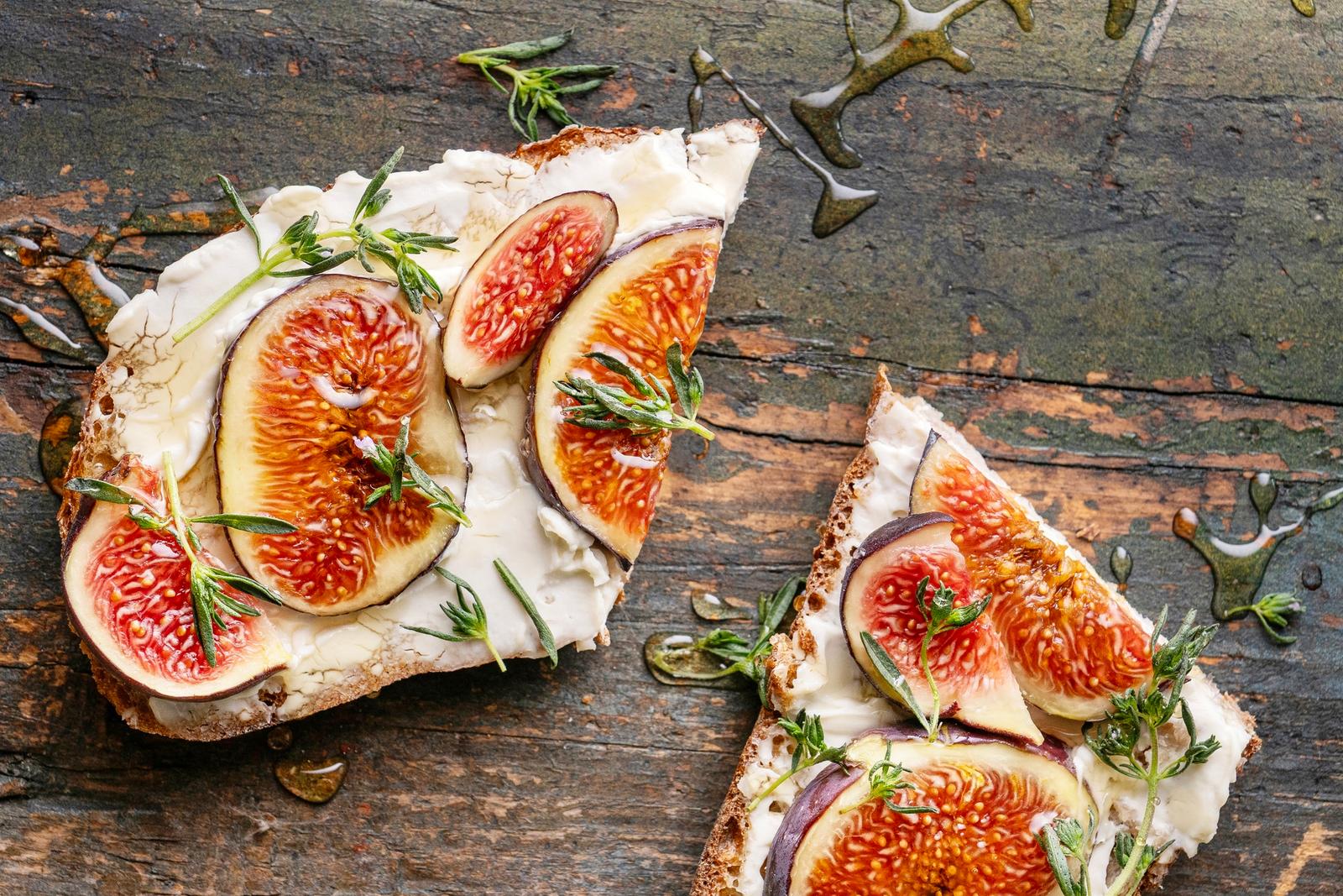 Bruschetta aux figues, miel et fromage