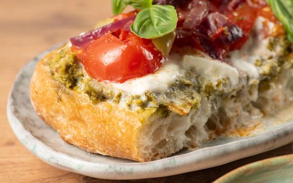 Bruschetta au pesto, tomates, mozzarella et oignons rouges