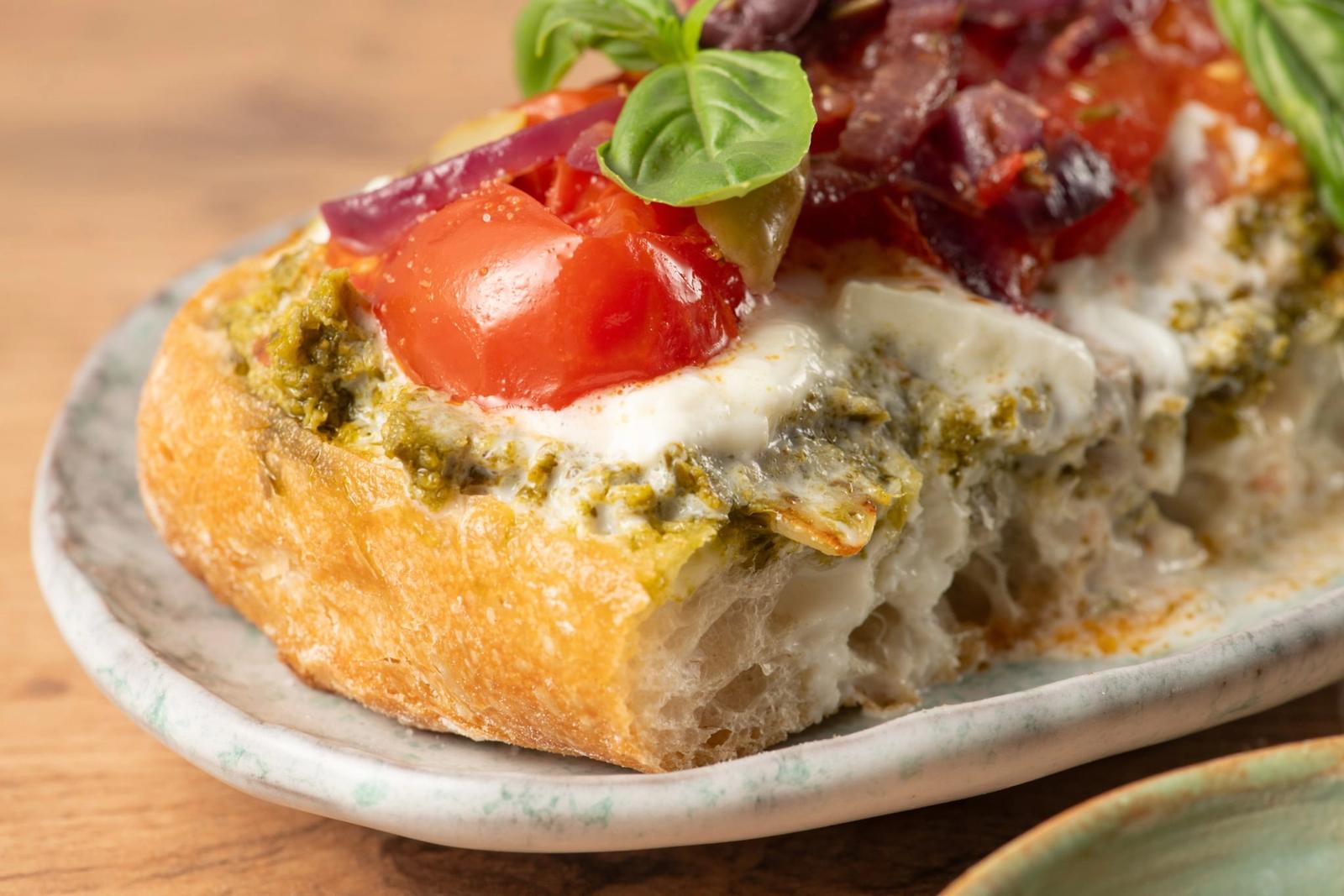 Bruschetta au pesto, tomates, mozzarella et oignons rouges