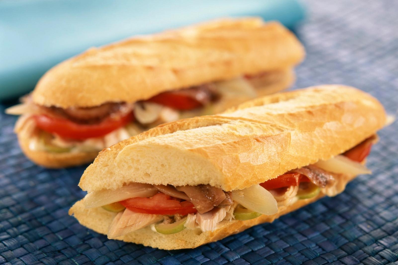 Baguette aux harengs marinés et crudités