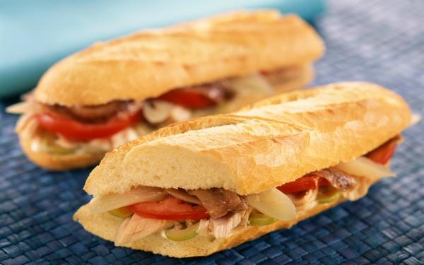 Baguette aux harengs marinés et crudités