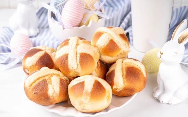 Petites brioches anglaises traditionnelles de Pâques