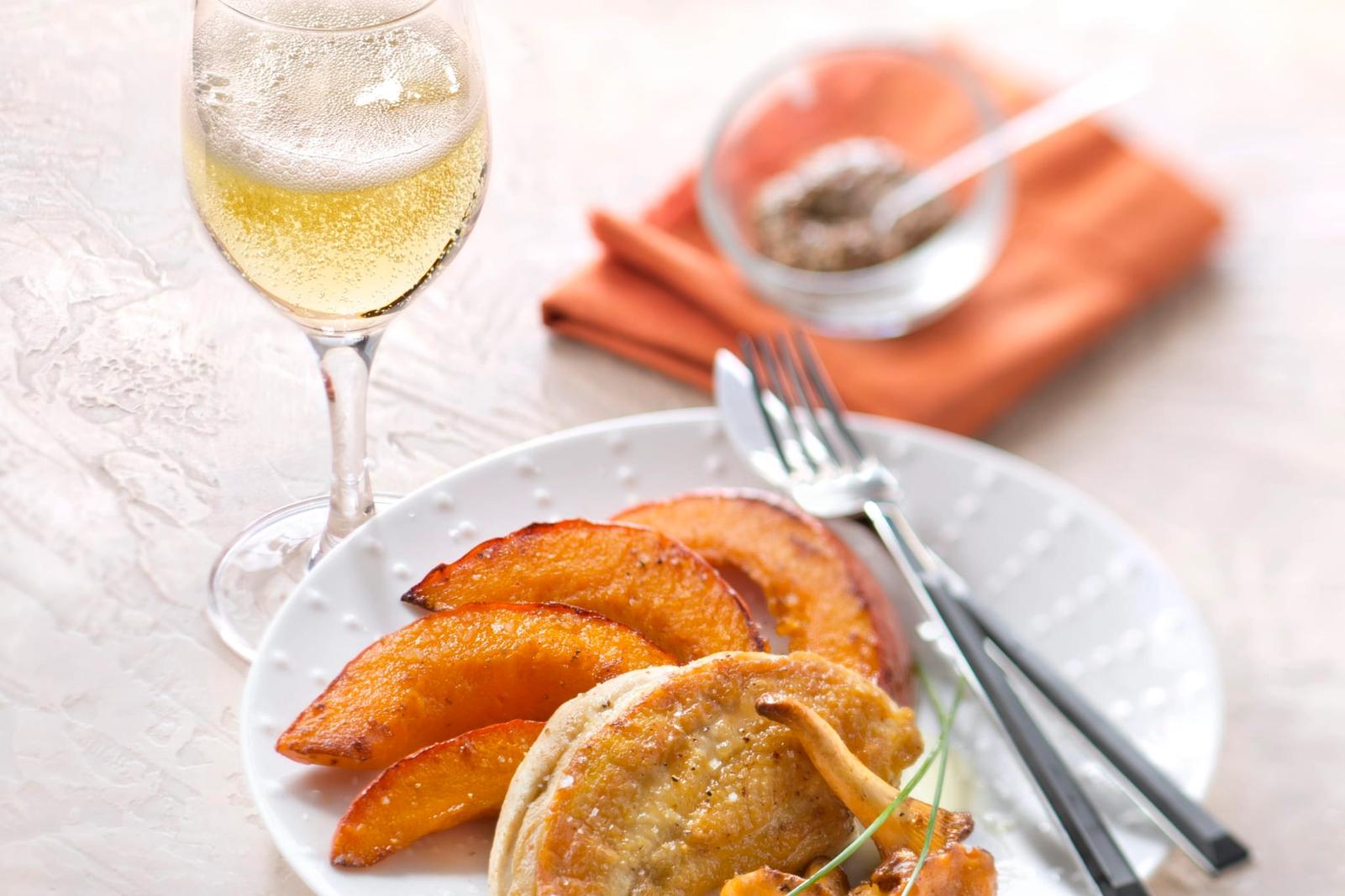 Blanc de volaille rôtie aux girolles et potimarron grillé