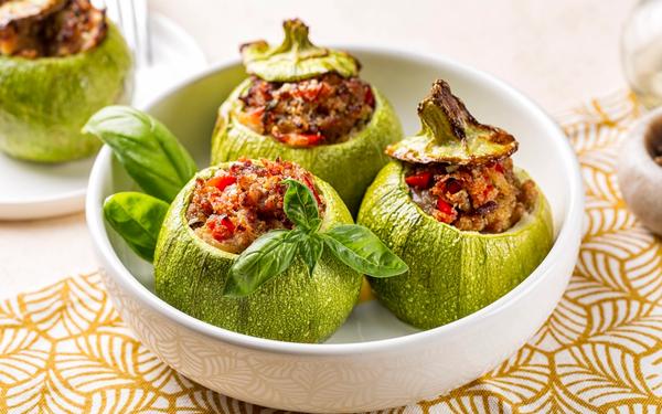 Courgettes farcies à la saucisse, aux œufs, au parmesan et au poivron