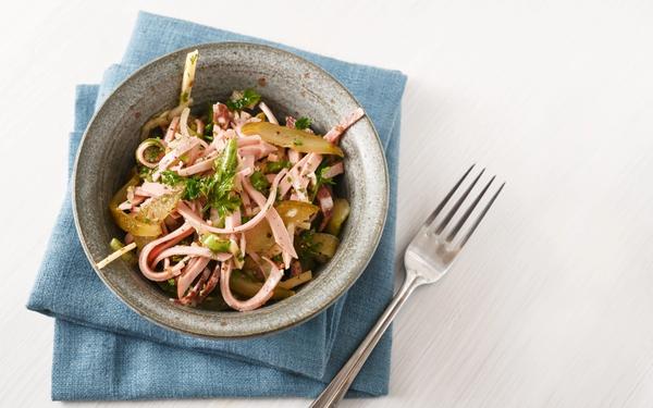 Salade de saucisse (Wurstsalat allemand) avec oignon, fromage et cornichons