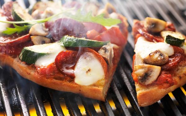 Pizza aux saucisses, légumes et mozzarella cuite au barbecue