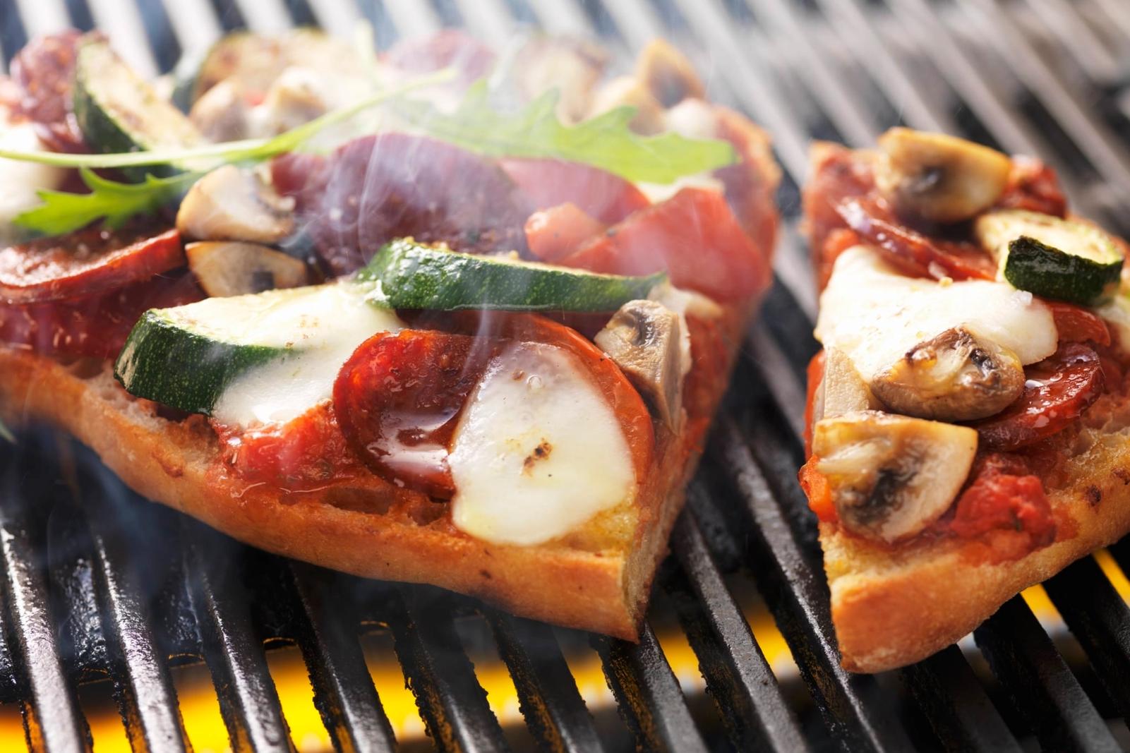 Pizza aux saucisses, légumes et mozzarella cuite au barbecue