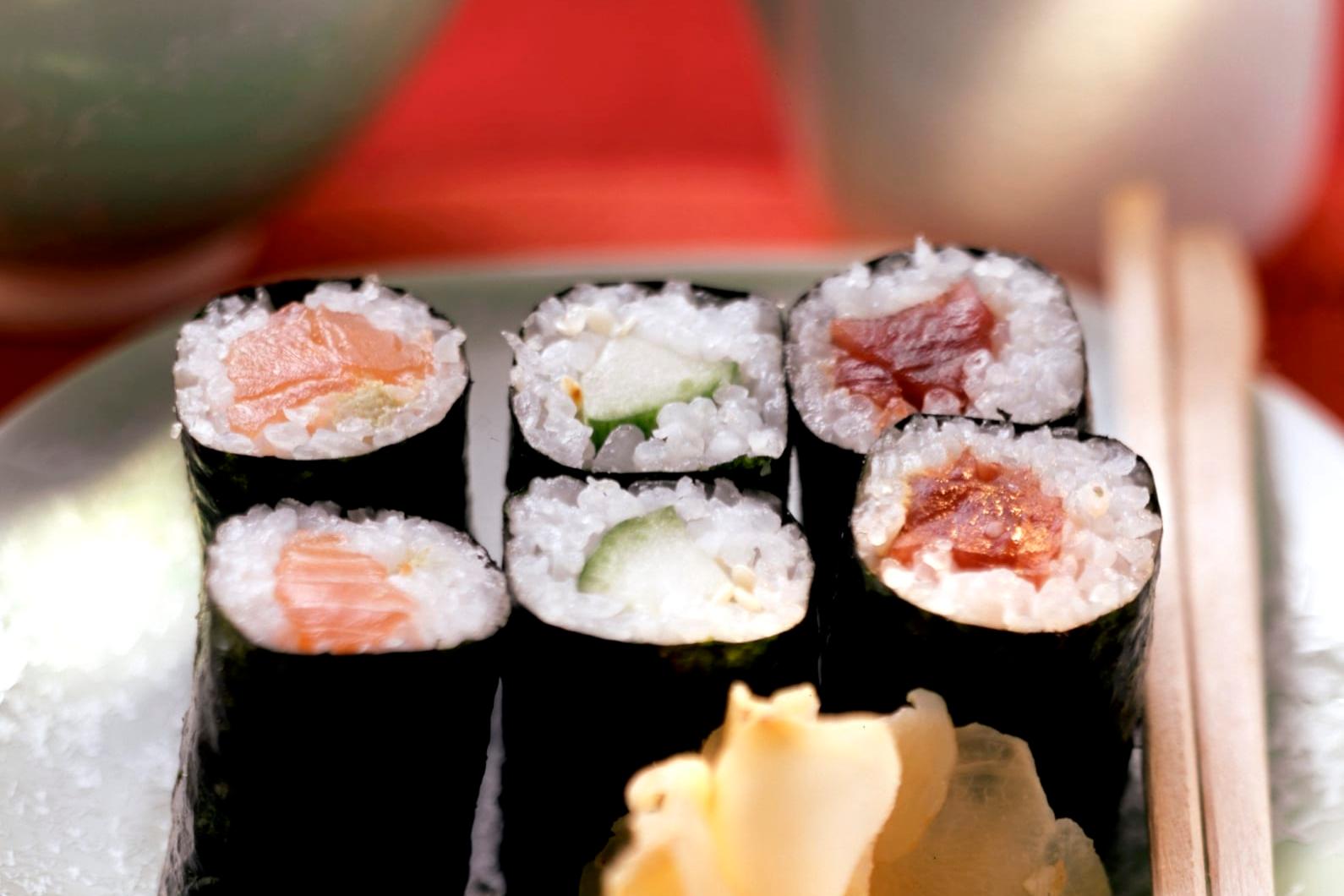 Makis au saumon, concombre et thon