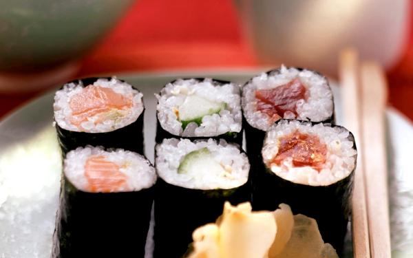 Makis au saumon, concombre et thon