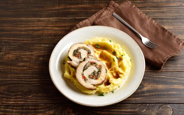 Rouleau de porc aux champignons, fromage et tomates séchées