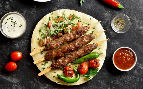 Brochettes de kebab avec légumes