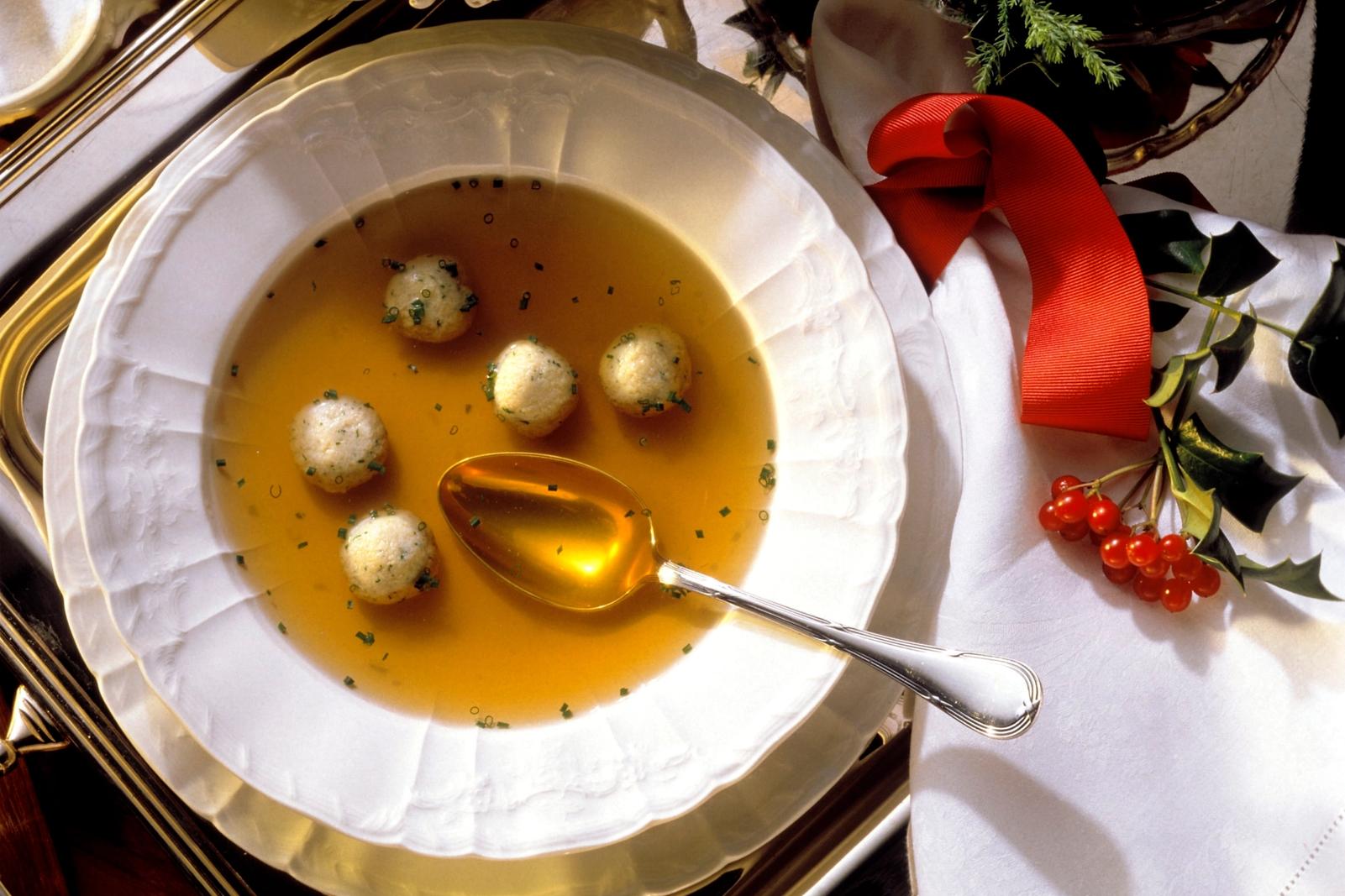 Consommé de cèpes jaunes et quenelles de moelle
