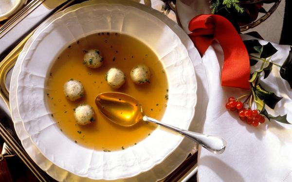 Consommé de cèpes jaunes et quenelles de moelle