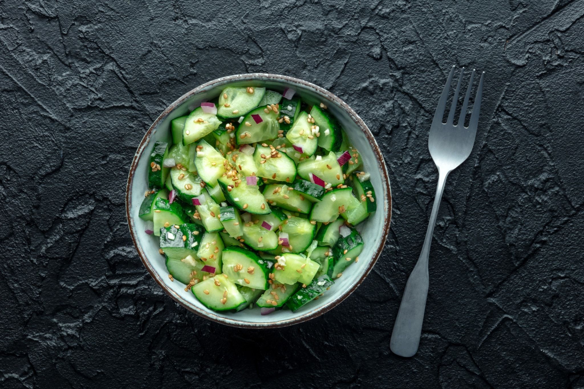 Salade de concombre écrasé à l’oignon rouge