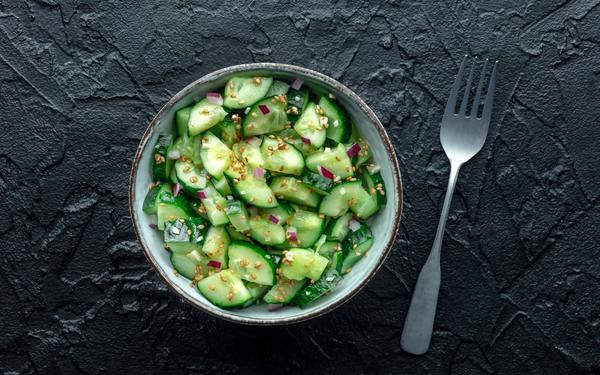 Salade de concombre écrasé à l’oignon rouge