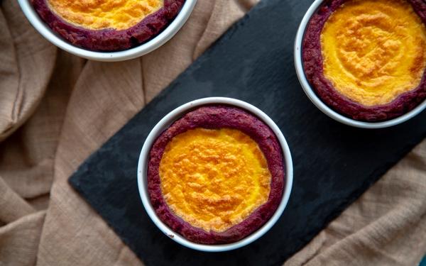 Tarte à l’œuf avec croûte de patate douce violette