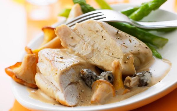 Chapon aux morilles et aux girolles