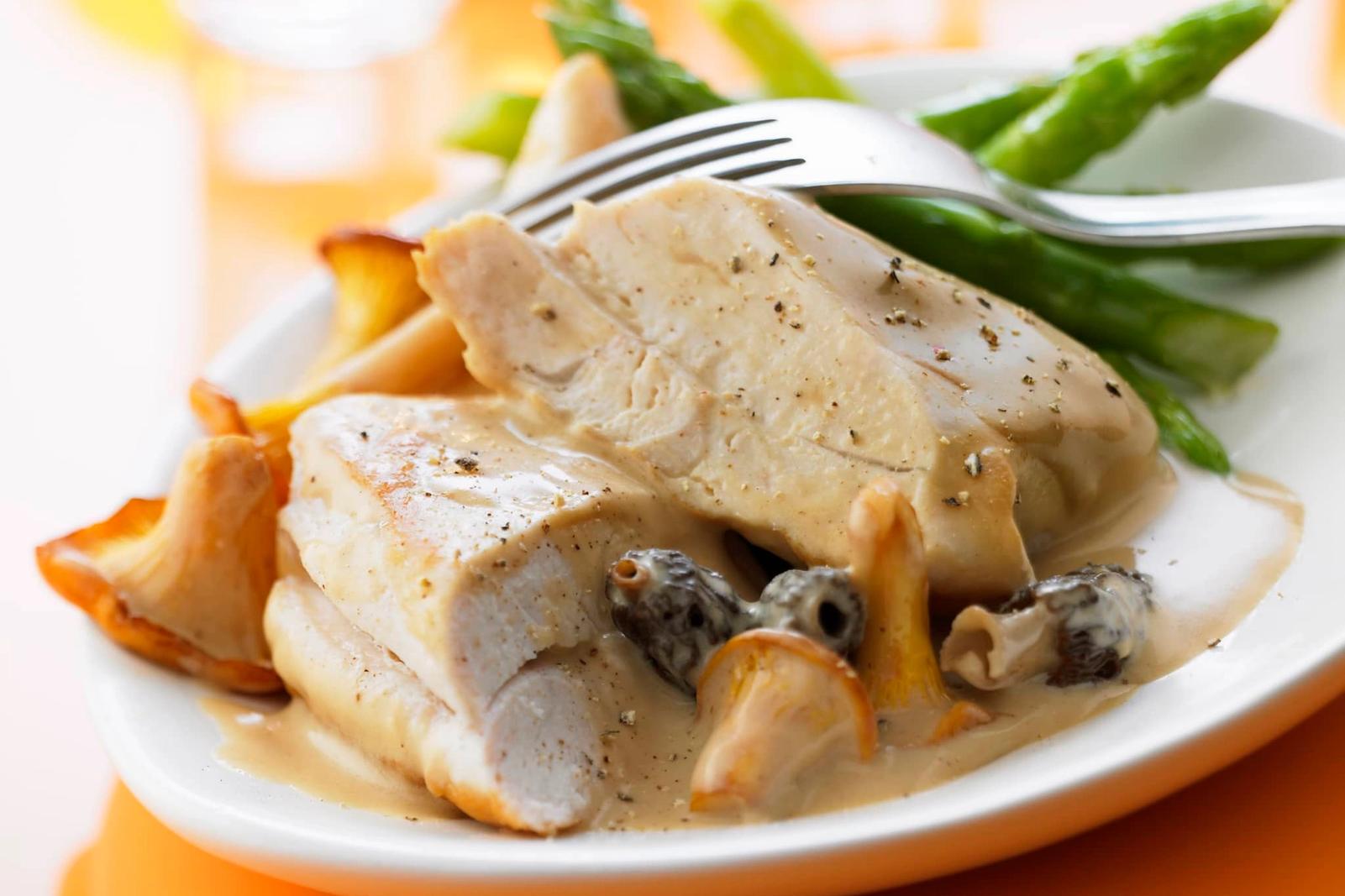 Chapon aux morilles et aux girolles