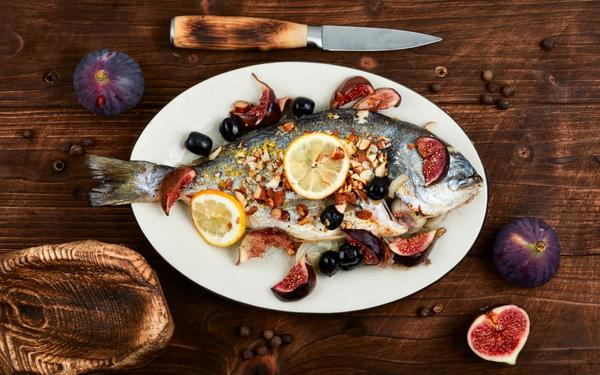 Dorade entière cuite au four avec des figues