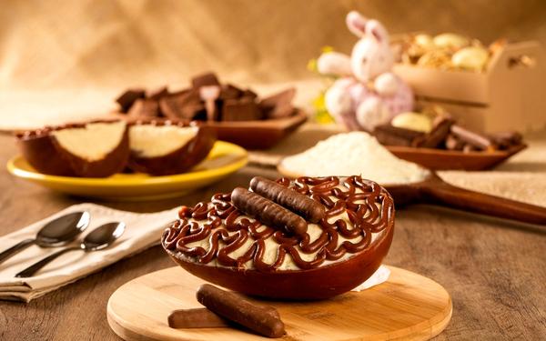 Œuf de Pâques gourmet, farci à la crème de pudding et au chocolat
