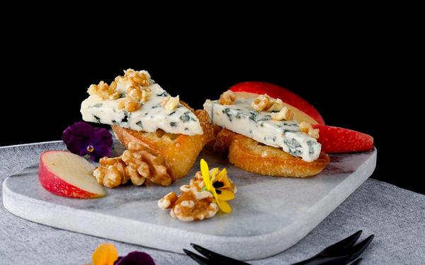 Crostini au roquefort, pommes et noix