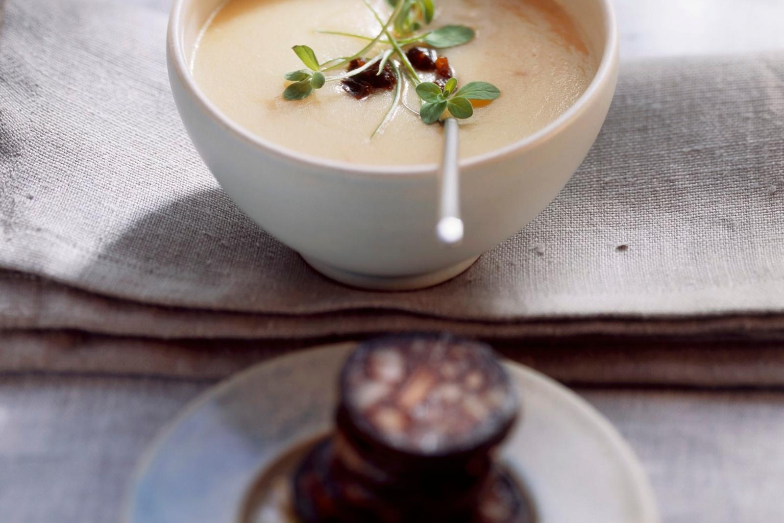 Soupe de pommes de terre avec boudin noir frit et pruneaux