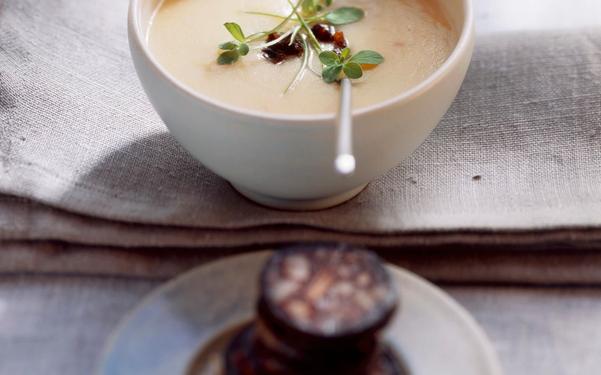 Soupe de pommes de terre avec boudin noir frit et pruneaux