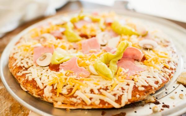 Pizza au jambon, aux champignons, aux poivrons à l'emmental et au cheddar