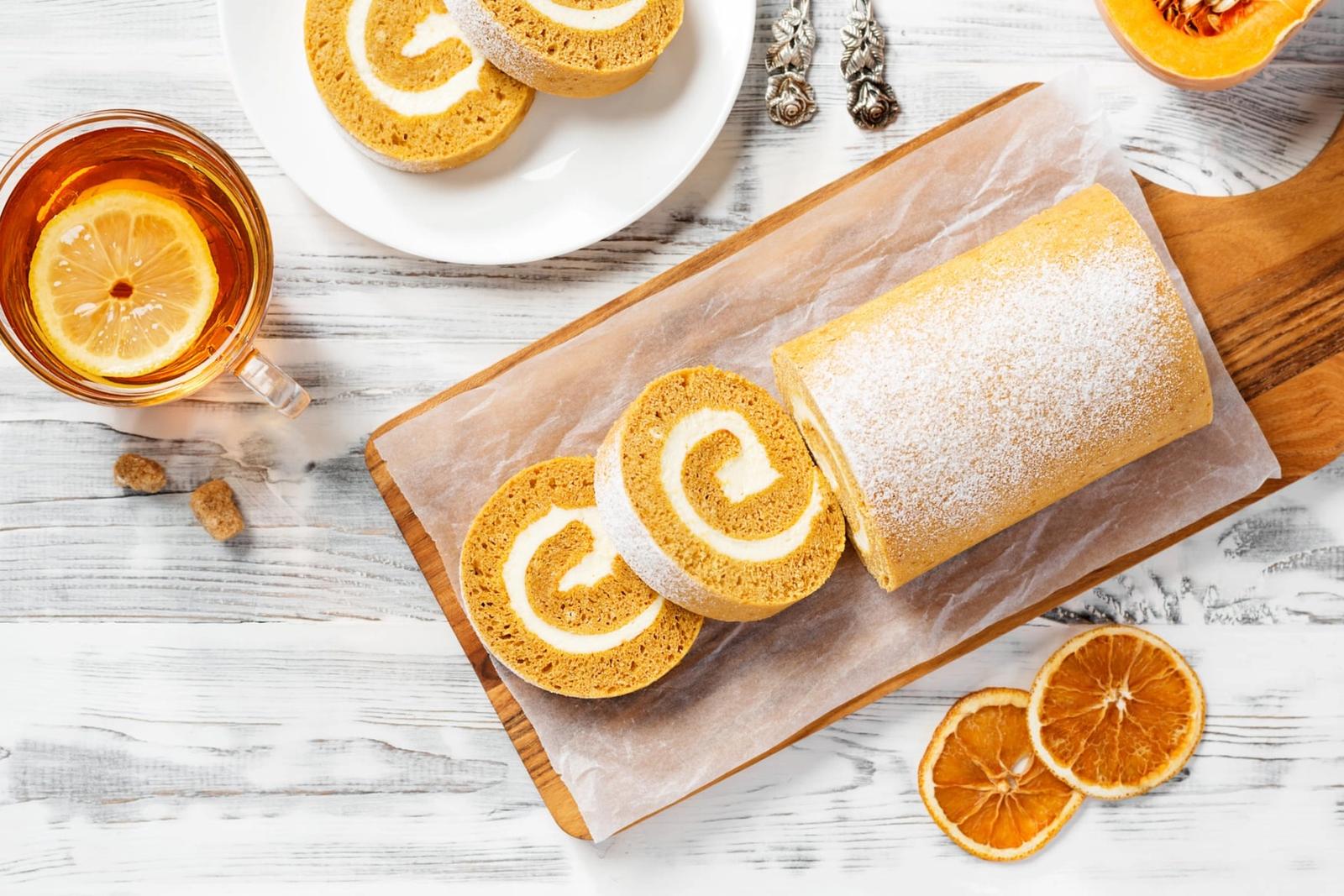 Rouleau de gâteau à la citrouille avec garniture au fromage à la crème