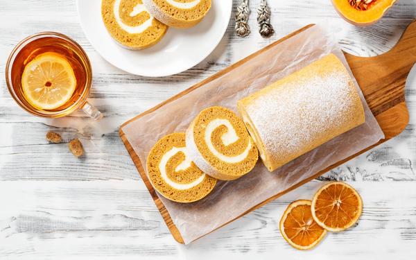 Rouleau de gâteau à la citrouille avec garniture au fromage à la crème
