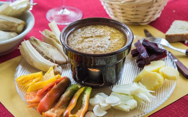 Bagna cauda (sauce chaude piémontaise à l’ail et aux anchois)