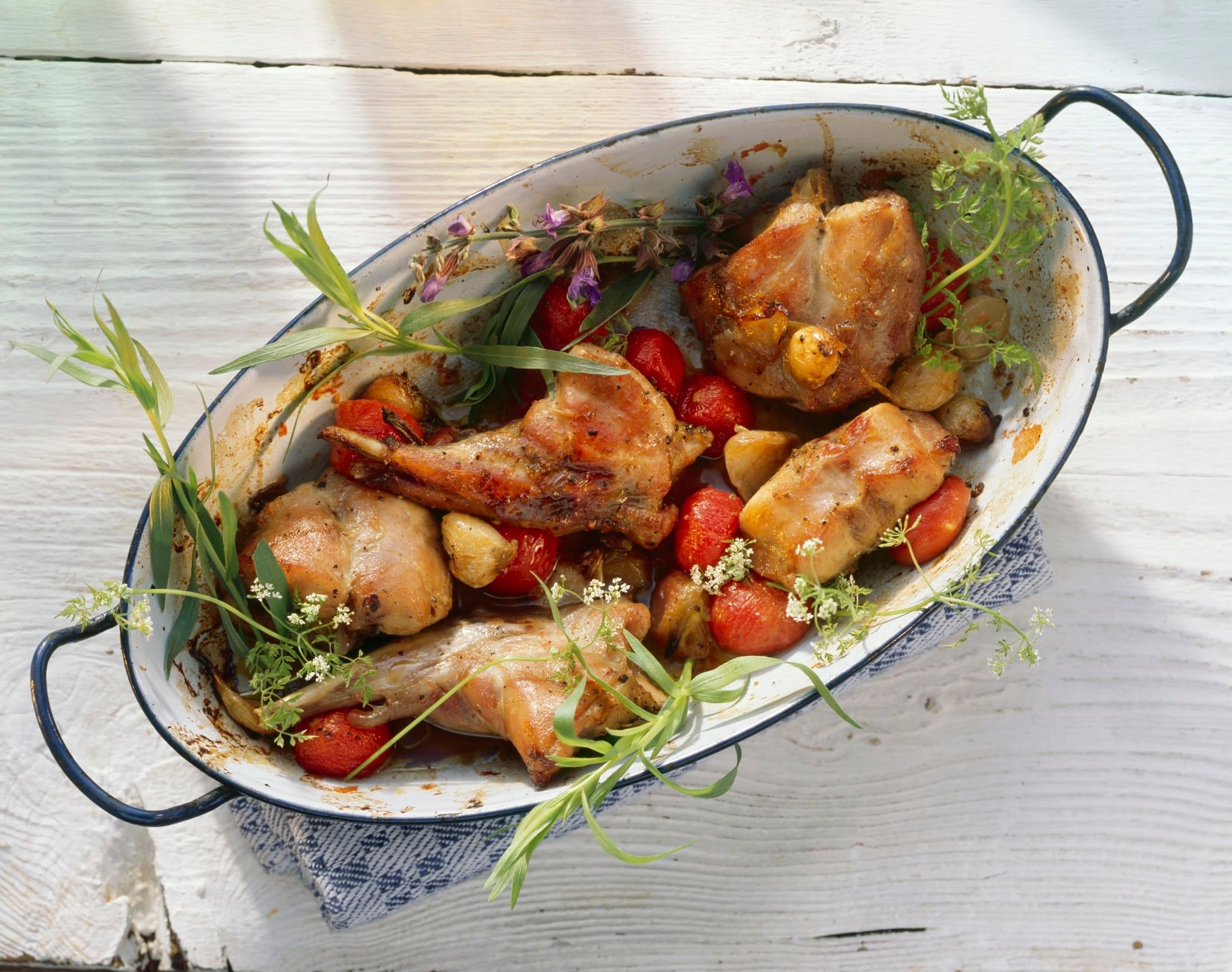 Lapin braisé aux tomates et aux herbes