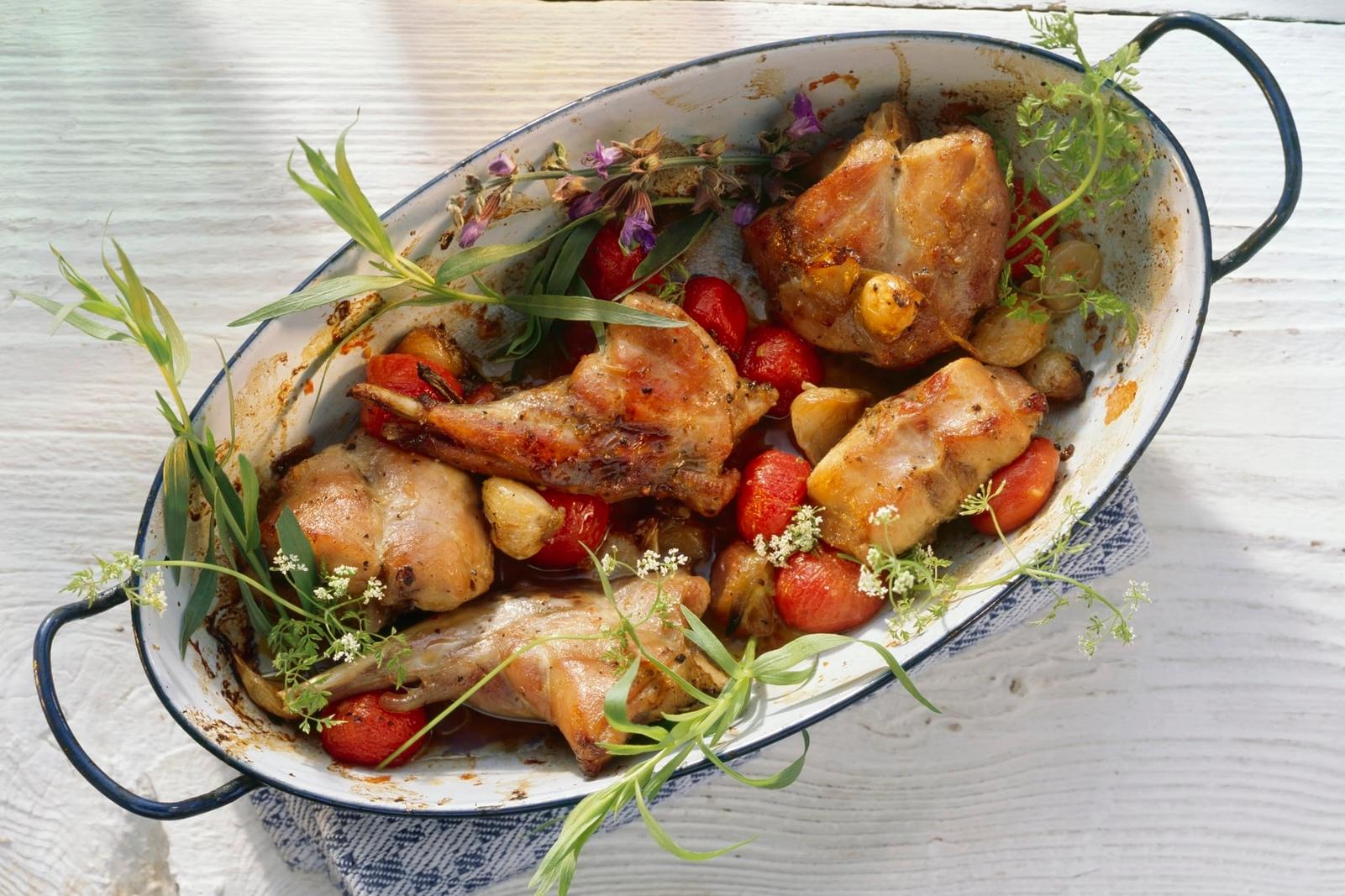Lapin braisé aux tomates et aux herbes