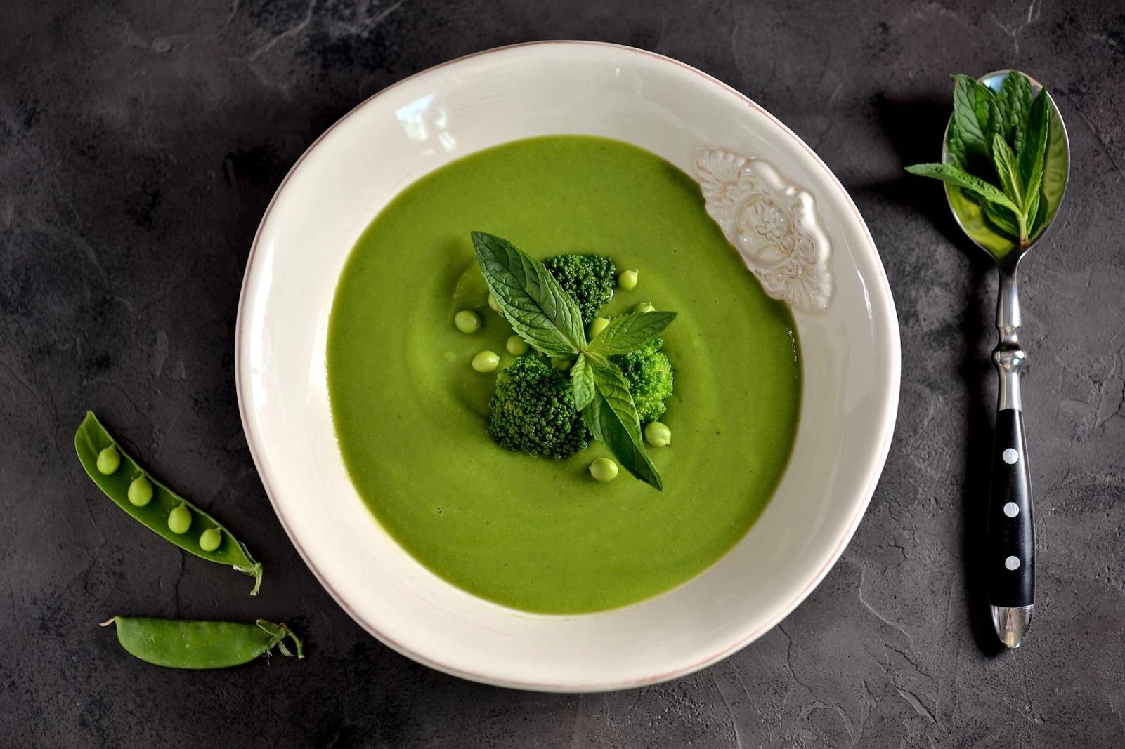 Soupe crème de petits pois frais au brocoli et menthe