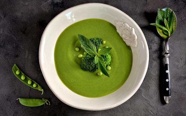 Soupe crème de petits pois frais au brocoli et menthe