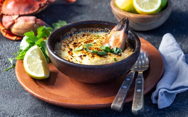 Crabe gratiné au four, fromage, crème et pain