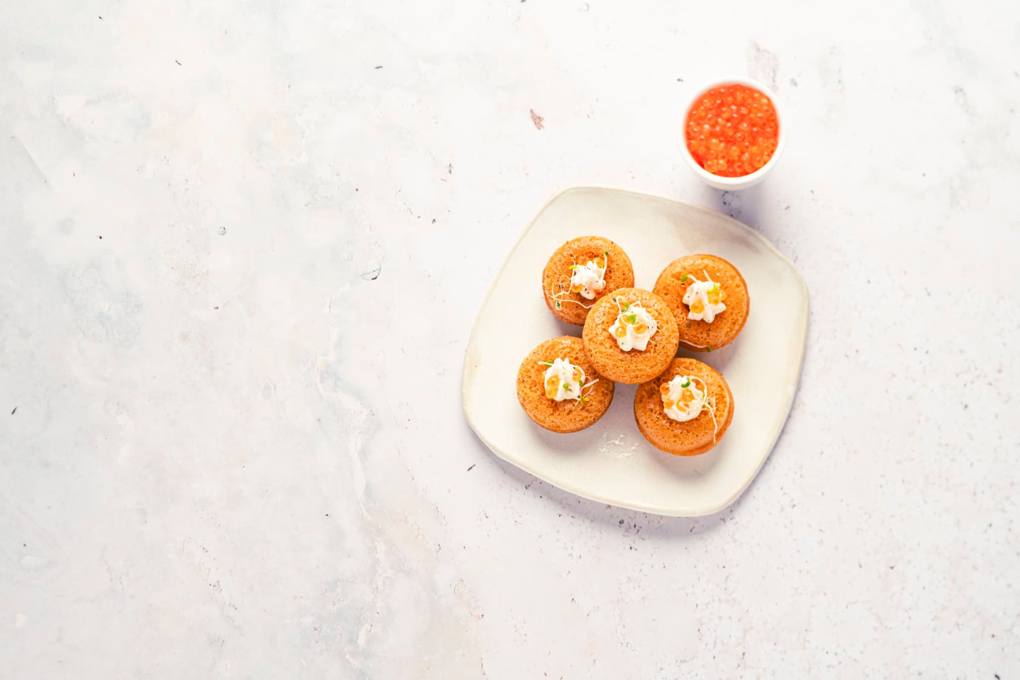 Babas à la vodka, crème citronnée et œufs de truite