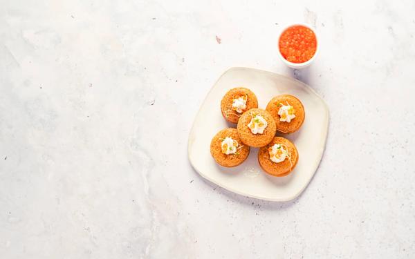 Babas à la vodka, crème citronnée et œufs de truite